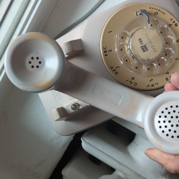 Vintage rotary phone in warm beige - Picture 4 of 4
